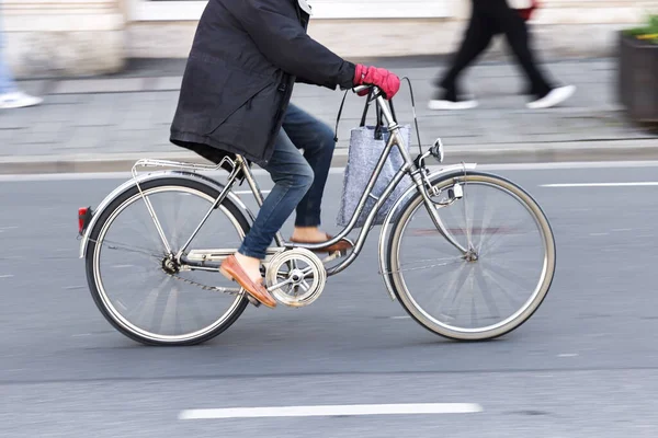 Image Avec Flou Mouvement Une Femme Faisant Vélo Dans Une — Photo