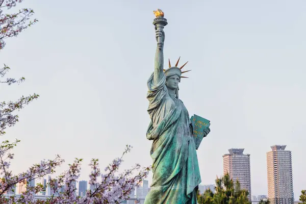 Picture Statue Liberty Next Blooming Cherry Tree Tokyo Japan — Stock Photo, Image