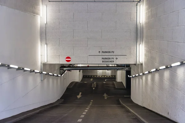 エントランスまたは駐車場への出口の写真 壁に書かれていることは英語で駐車場P2と駐車場P1訪問者を意味します ストック写真