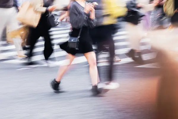 Abstraktes Foto Einer Menschenmenge Die Eine Straße Der Großstadt Überquert lizenzfreie Stockfotos