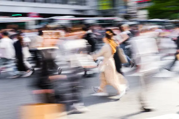 Foto Abstracta Una Multitud Personas Cruzando Una Calle Gran Ciudad Imagen De Stock
