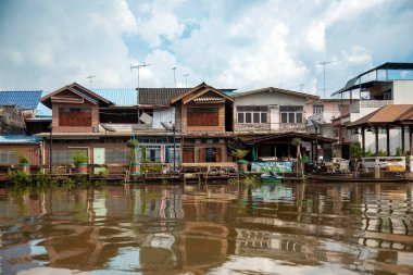 30 Aralık 2022, Chachuengsoa, Tayland. Tayland 'ın kırsalında palmiye ağaçları ile nehir kenarında yaşıyor..
