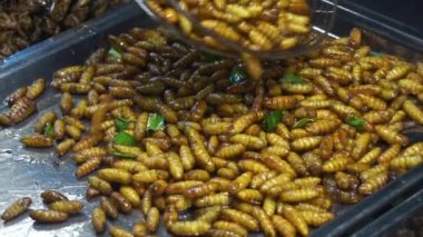 Yavaş kızarmış larva solucanı sokak yemeği.