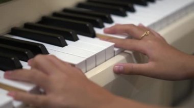 Klasik müzik eşliğinde yavaş çekimde piyano çalmak
