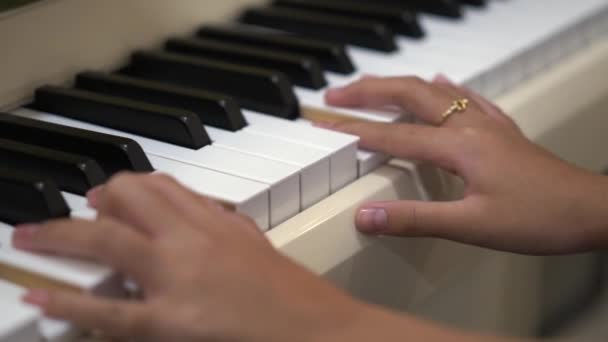 ピアノをクラシックで演奏するのは — ストック動画