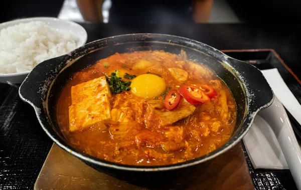 Sopa Kimchi Com Tofu Gema Ovo Ovo Servir Mesa Madeira — Fotografia de Stock