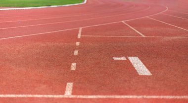 Koşu yarışmasındaki spor şeridi zeminine odaklan. Bir spor yarışması konsepti için arka plan olarak.