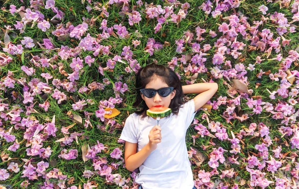 Asiatiske Børn Lægger Sig Ned Slapper Med Spise Vandmelon Grønt - Stock-foto