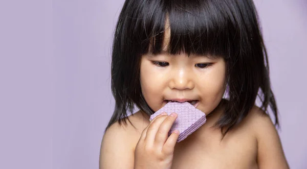 Lindo Asiático Chica Niño Disfrutar Comer Vafer Snack Aislar Fondo — Foto de Stock