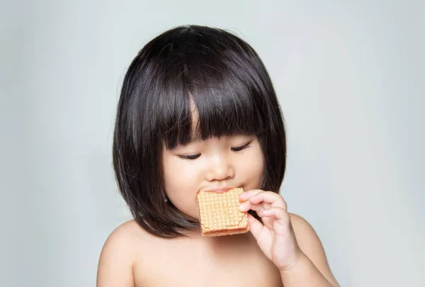 Lindo Asiático Chica Niño Disfrutar Comer Vafer Snack Aislar Fondo — Foto de Stock