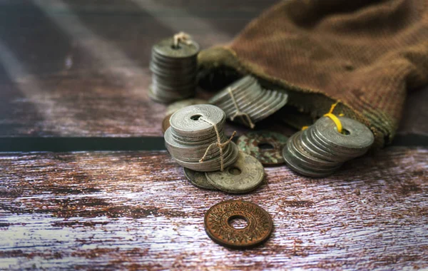 Sammlung Von Thailändischen Baht Münzen Auf Hölzernem Hintergrund Nach Verwendung — Stockfoto
