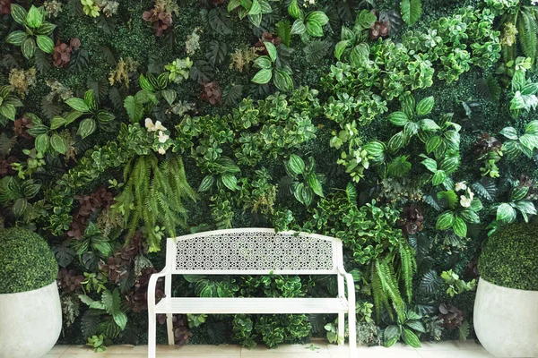 Λευκή Πολυθρόνα Καθίσματος Κάθετη Διακόσμηση Κήπου Στο Παρασκήνιο Αναμίξτε Τεχνητό — Φωτογραφία Αρχείου
