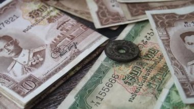 Eski tahsilat banknotu ve Tayland parası koleksiyoncu için klasik.