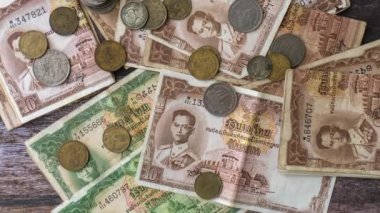 Tayland baht banknotlarının toplanması ve tahtadan arka planda para toplanması, devlette iş tasarrufu için kullanıldıktan sonra finans yatırımı koleksiyoncu belleğine gidecek ve daha değerli bir konsept oluşturacak