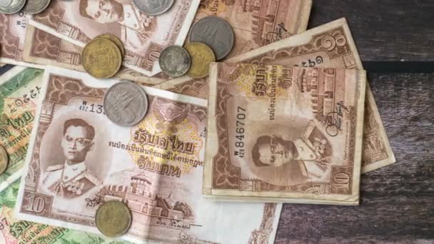 Збирання Тайських Бахтових Банкнот Монет Дерев Яному Фоні Після Використання — стокове відео