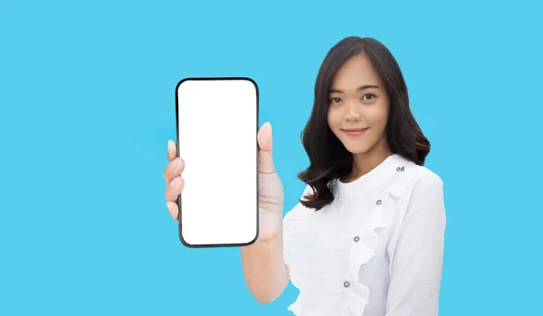Mulher Asiática Segurando Smartphone Mockup Tela Branco Para Exibição Aplicativos — Fotografia de Stock
