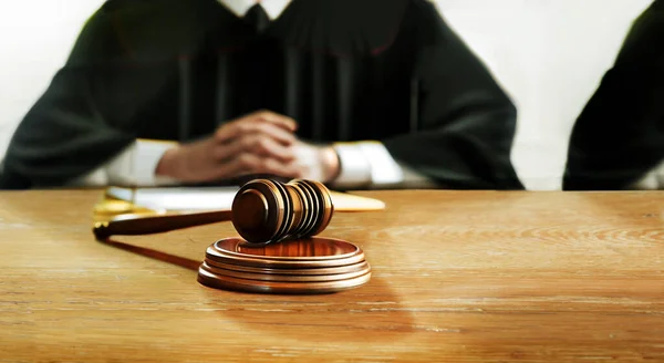 Martelo Juiz Simboliza Julgamento Sobre Mesa Madeira Judicial Frente Tribunal — Fotografia de Stock