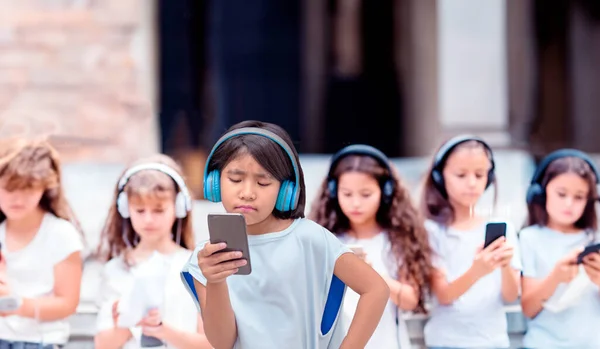 Děti Přátelé Nošení Sluchátka Používat Mobilní Závislých Digitálních Médiích Více — Stock fotografie