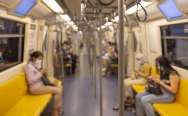 Bulanık Taylandlı insanlar Bangkok Tayland 'ın yeraltı trenine naklediliyor. 