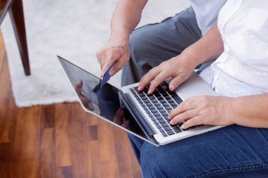 Eski nesil dizüstü bilgisayarları çevrimiçi bankacılıkta transfer, denge kontrolü veya dijital teknolojide alışveriş ödemeleri için kredi kartıyla kapat