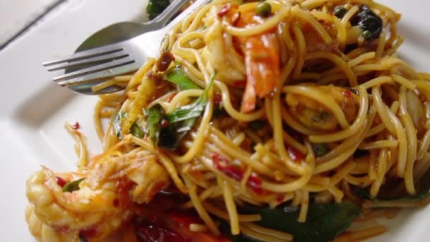 Zoom Lento Hacia Fuera Tiro Remover Frito Spaghetti Picante Mariscos — Vídeo de stock