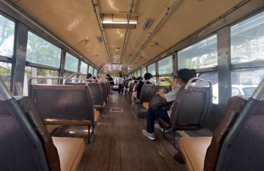 21 Şubat 2024, Bangkok, Tayland. Tayland 'ın başkenti Bangkok' ta sıcak bir halk otobüsünün içinde..