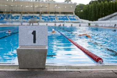 Yüzme havuzu sporuna başla. 