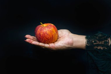 Yaşlı kadının elinde zehirli bir elma var. Hayata zehir vermenin bir metaforu..