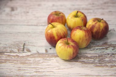 Eski tahta arka planda kırmızı olgun elmalar. Vejetaryen, vejetaryen, çiğ yemek..