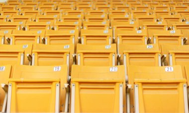 Boş stadyum koltukları, beklenti, yaklaşan maç, spor salonu, seyirci yok, renkli koltuklar, tribünler, tribün, saha manzarası, maçtan önce