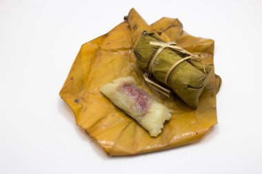 Khao Tom Mat (muzlu Tayland Yapışkan Pirinci): Baharatlı pirinç ve hindistan cevizi sütüyle yapılan geleneksel Tayland tatlısıdır.