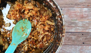 Domuz yağında çıtır çıtır sarımsak ve domuz eti. Birçok Tayland yemeği için gizli bir malzeme. Aromatik lezzetlerini arttırıyor. Yukarıdan aşağıya görünüm