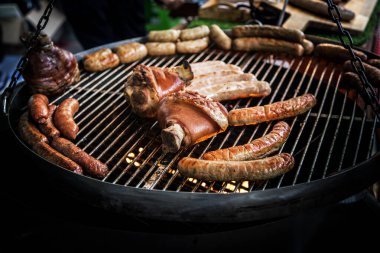 Izgarada ızgara sosis ve domuz budu, sağlıklı bir yemek için mükemmel. Lezzetli, lezzetli.
