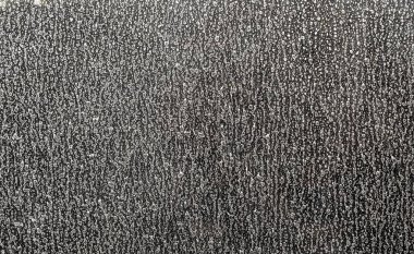 Kurumuş su damlacıklarının modern tasarım için mükemmel bir şekilde oluşturduğu karmaşık dokuları ve organik desenleri içeren soyut bir arka plan.