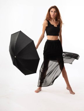 Beyaz arka planda 34 beden bir kadının fotoğraf stüdyosu.