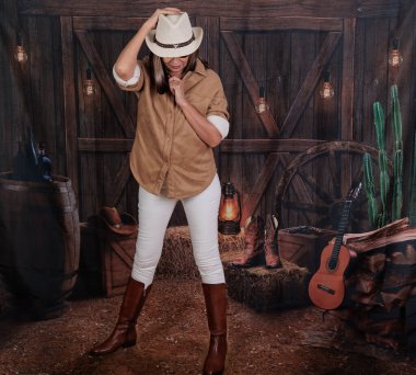 60 yaşın üzerinde kadın kot giymiş, ahır geçmişi var.