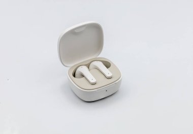 Beyaz arka planda beyaz kablosuz kulaklıklar, üst görünüm