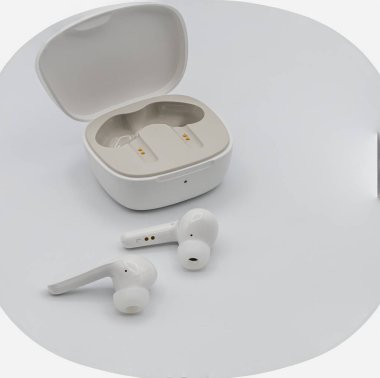 Beyaz arka planda beyaz kablosuz kulaklıklar, üst görünüm