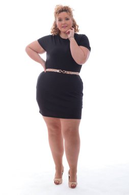 Stüdyoda sarı saçlı, kıvrımlı, hoş bir genç kadın.