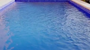 Rüzgar yüzme havuzu su yüzeyinde dalgalanmalar yaratıyor.