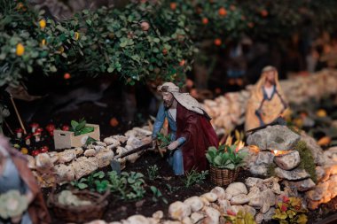 Bethlehem 'deki günlük yaşamı temsil eden, minyatür bir doğum sahnesinde sebze yetiştiren bir çiftçi figürü.
