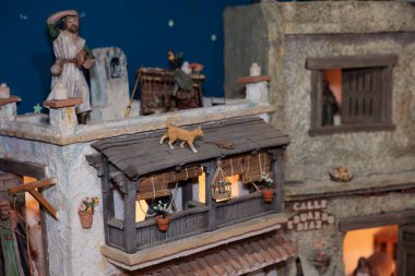 Kızıl kedi İsa 'nın doğduğu yerin çatısında yürüyor, bir kuş kafesiyle balkonda fare avlıyor.