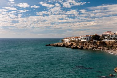 Kayalık kayalıklarda binaları olan kıyı kasabasının manzarası