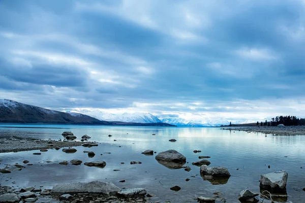 Winter Blue Sky Cloudscape Reflected Rocky Foreshore Deserted Lake Tekapo — Stock Photo, Image