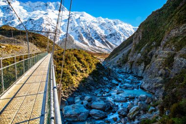 Hooker Gölü 'ndeki Aoraki manzarasına gitmek için Hooker Vadisi' nden geçerken boş bir köprüden Hooker Vadisi 'ni geçtim.