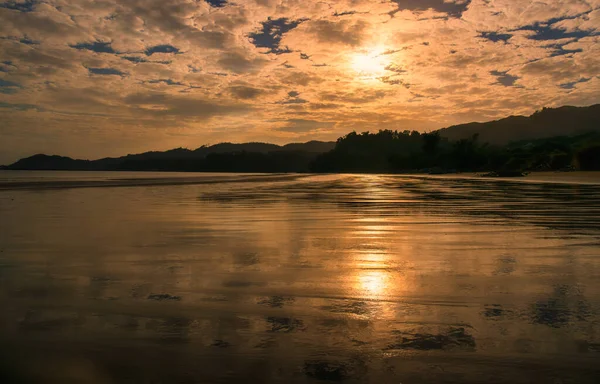 Reflexões Céu Atmosférico Mal Humorado Nas Areias Maré Baixa Costa — Fotografia de Stock