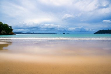 Güzel kumlu kumlu sahil ve açık mavi deniz koydaki okyanusta