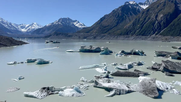 青山库克国家公园塔斯曼冰川高山湖中漂浮在湖面上的冰山 — 图库照片