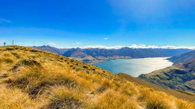 Wanaka Gölü 'nün göz kamaştırıcı manzarası Ishmus Tepesi' nin zirvesinden aşağıya bakıyor.