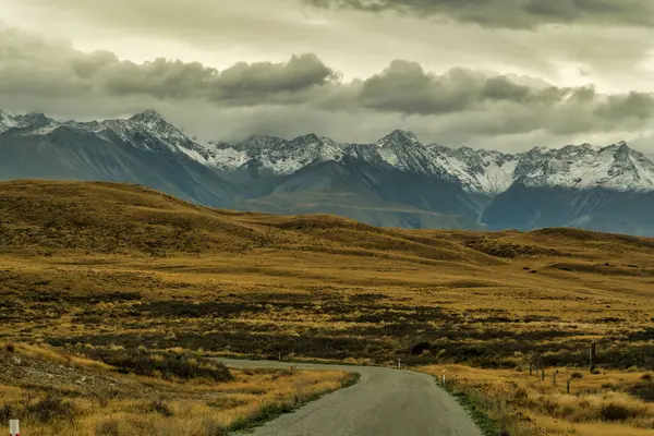 Двигаясь Заснеженным Южным Альпам Ветреной Дороге Через Сельскую Местность Между — стоковое фото